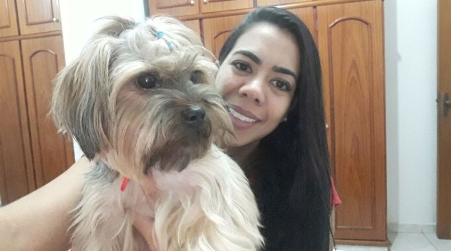 Tutora com cachorro idoso no colo antes do banho no Pet Bruce