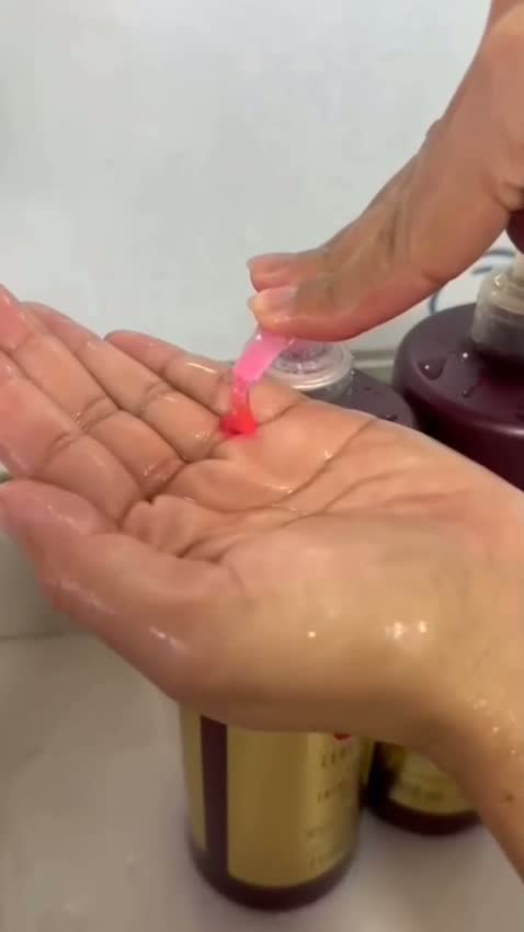 Massagem e enxágue no banho relaxante do Pet Bruce